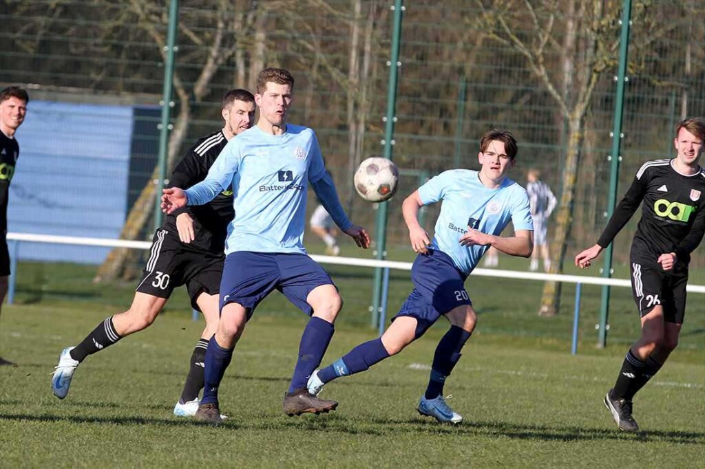 Mit Verspätung dabei gegen Dänischenhagen – Ole Sellmer (am Ball, Suchsdorfer SV). © 2025 Ismail Yesilyurt Mit Verspätung dabe gegen Dänischenhageni - Ole Sellmer (am Ball, Suchsdorfer SV). © 2025 Ismail Yesilyurt