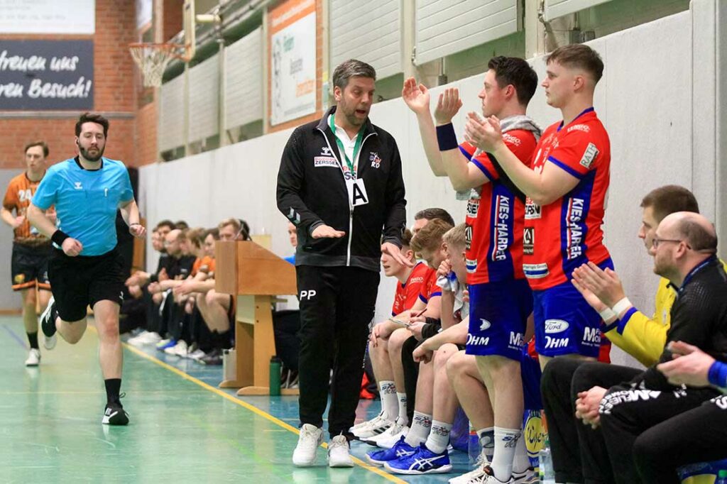 Trainer Philip Petriesas (HSG Schülp-WR-RD) nach einem Treffer seines Teams. © 2024 Ismail Yesilyurt Trainer Philip Petriesas (HSG Schülp-WR-RD) nach einem Treffer seines Teams. © 2024 Ismail Yesilyurt