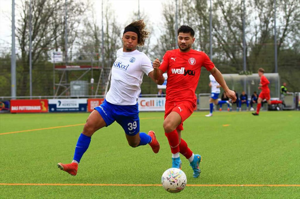 Rezan Acer (re., Kilia Kiel) gewinnt diesen Ball gegen Yigit Karademir (SV Meppen). © 2024 Ismail Yesilyurt Rezan Acer (re., Kilia Kiel) gewinnt diesen Ball gegen Yigit Karademir (SV Meppen). © 2024 Ismail Yesilyurt