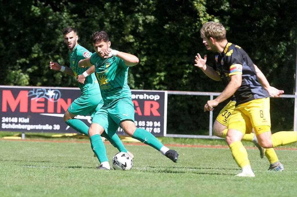 Arian Jashari (am Ball, SVE Comet Kiel) ist ein Freistoßexperte. © 2025 Ismail Yesilyurt Arian Jashari (am Ball, SVE Comet Kiel) ist ein Freistoßexperte. © 2025 Ismail Yesilyurt