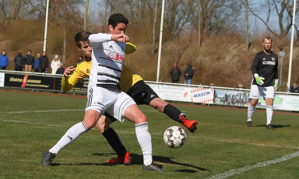 Einer der wenigen Besuche in der SV-Box. Mats Ellwanger (hinten, Altenholz) hält gegen Christian Biermann den Ball noch im Spiel.