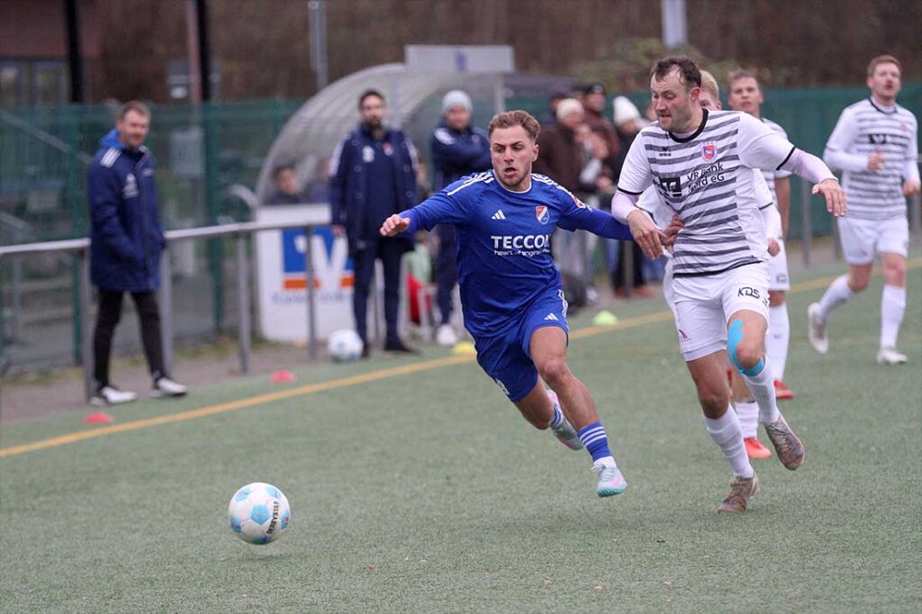 Wenn Luca Aouci (SpVg Eidertal Molfsee) seinen Turbo einschaltet, wird es brenzlig für den Gegner. Rechts Erik Wegner (TSV Friedrichsberg). © 2025 Ismail Yesilyurt