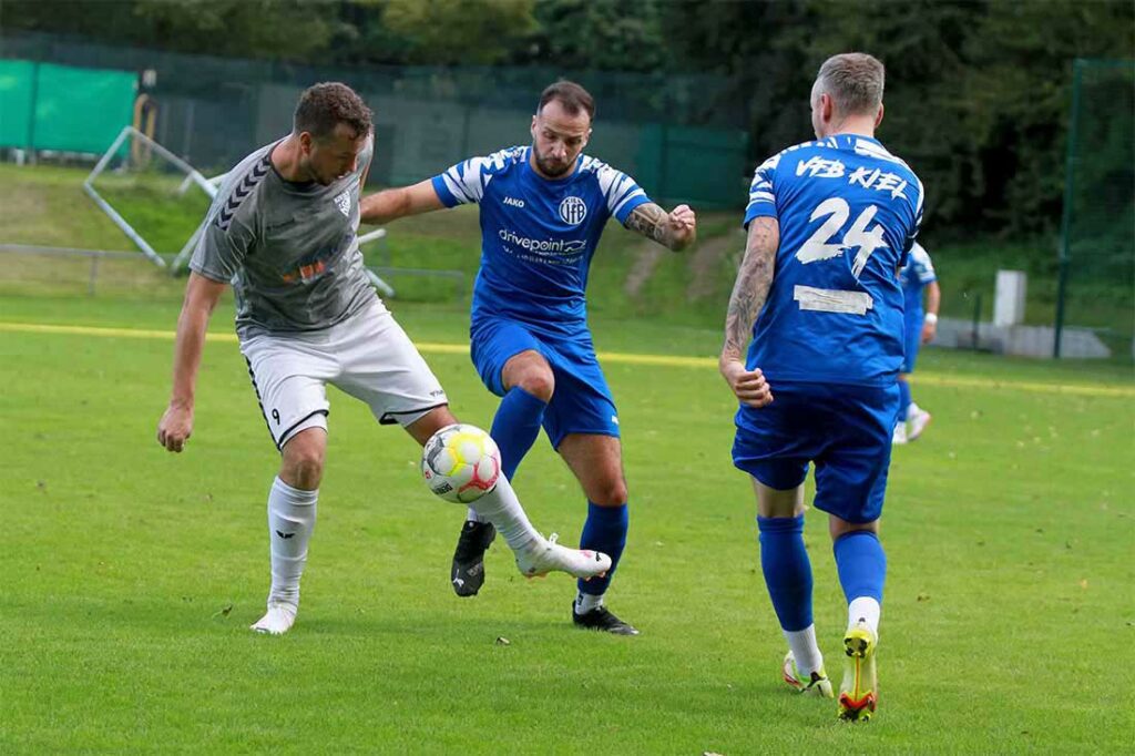 Marco Franciosi (mitte, VfB Kiel) setzte den Schlusspunkt mit seinem 4:1. © 2023 Ismail Yesilyurt Marco Franciosi (mitte, VfB Kiel) setzte den Schlusspunkt mit seinem 4:1. © 2023 Ismail Yesilyurt