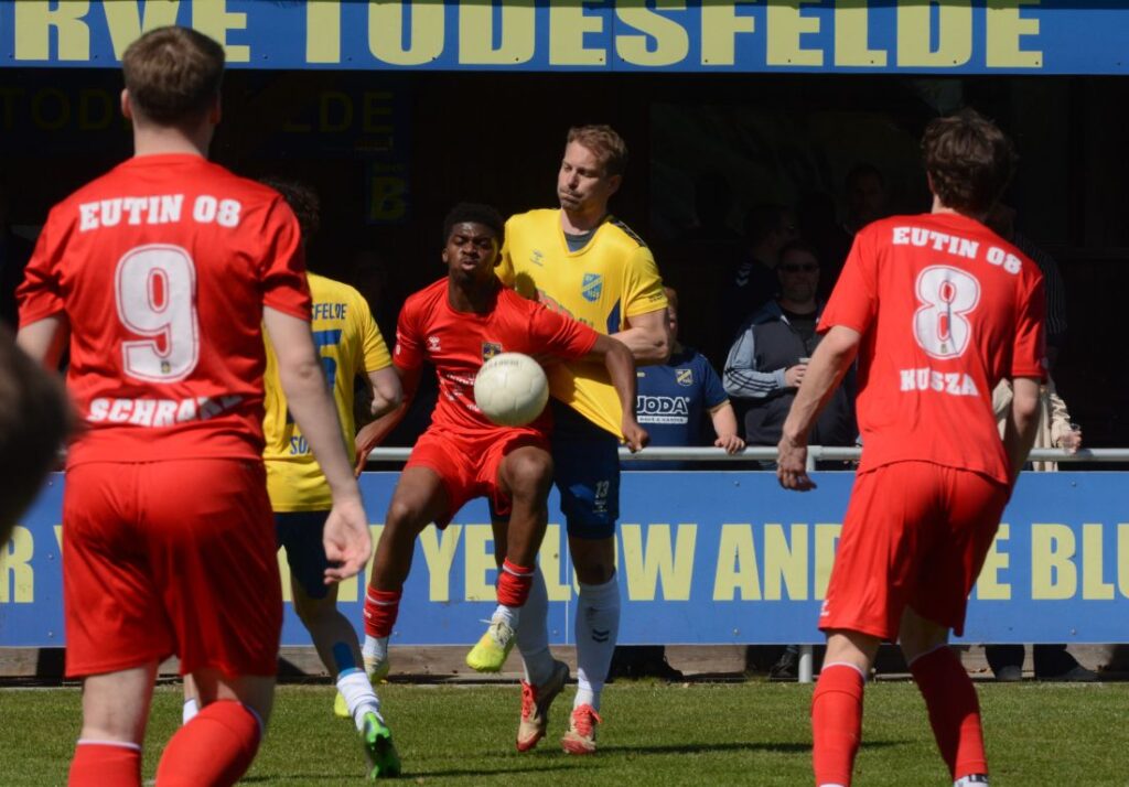 Gegen Christian Rave vom SV Todesfelde hier gegen den Eutiner Odiase gibt es kaum ein Durchkommen. © 2026 Olaf Wegerich