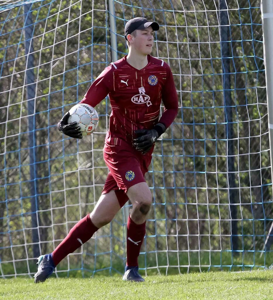 Dersaus Keeper Simon Ehrk hatte erneut viel Arbeit und musste fünf Nal ins Netz greifen. Dersaus Keeper Simon Ehrk hatte erneut viel Arbeit und musste fünf Nal ins Netz greifen. © Ismail Yesilyurt