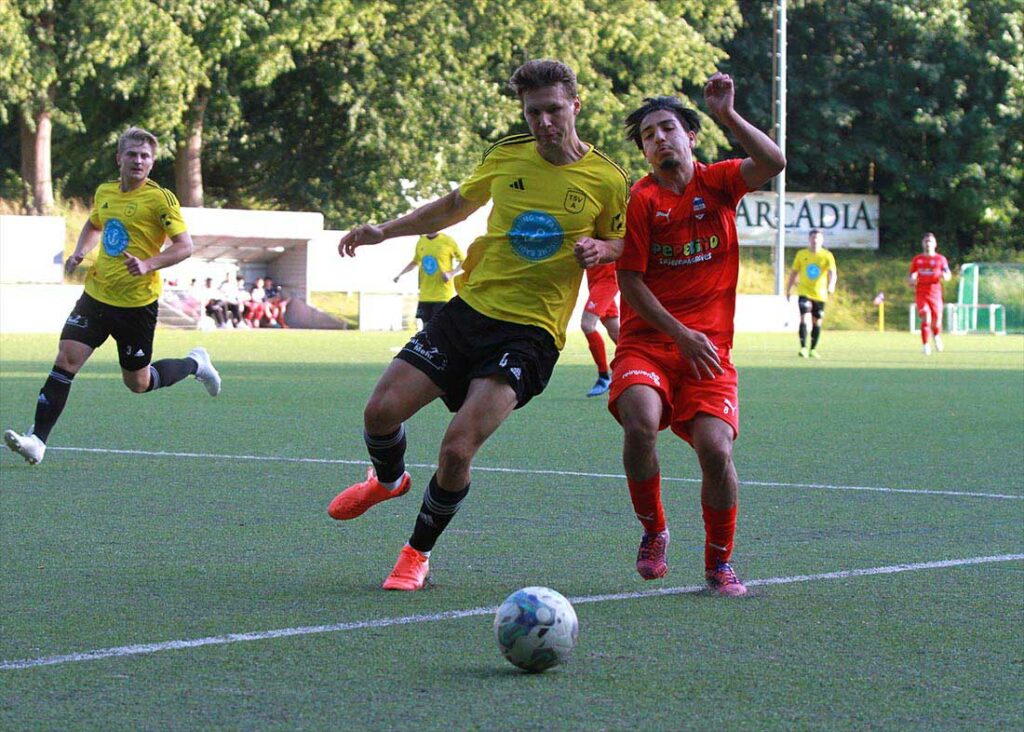 Michel Eckey (li., TSV Altenholz) im Zweikampf gegen Youssef Mousa (Inter Türkspor Kiel). © 2023 Ismail Yesilyurt Michel Eckey (li., TSV Altenholz) im Zweikampf gegen Youssef Mousa (Inter Türkspor Kiel). © 2023 Ismail Yesilyurt