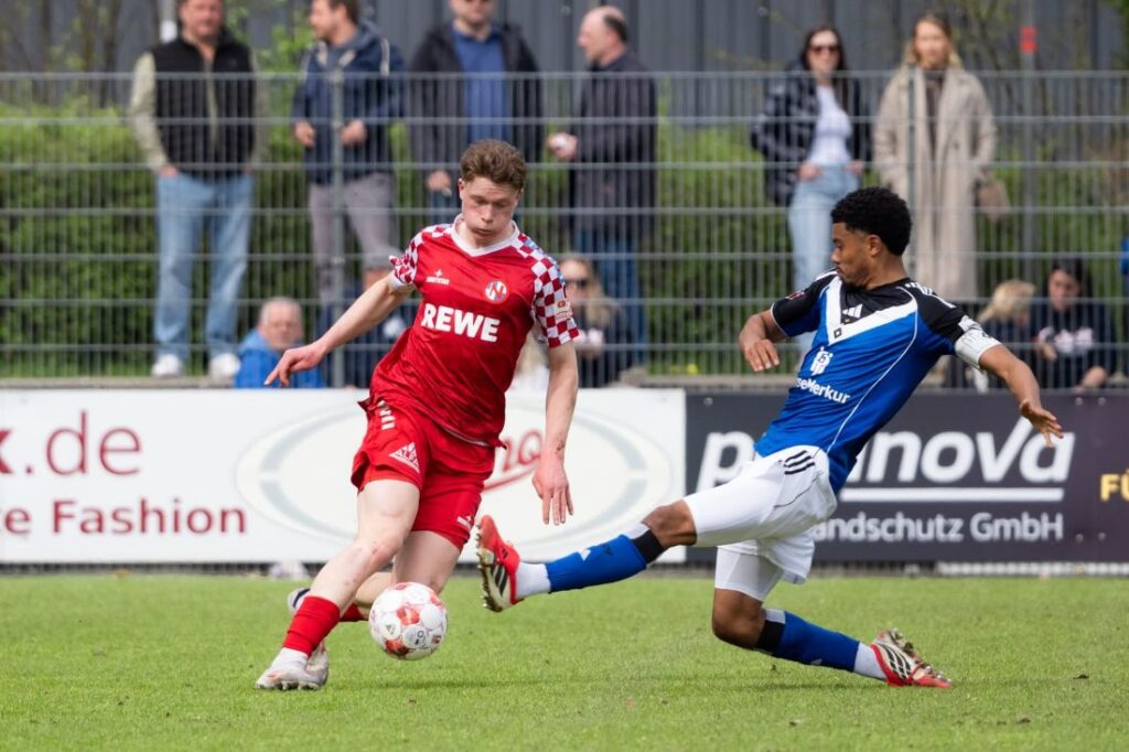 Lucas Schulze (Eintracht Norderstedt) gegen Leonardo Posadas (Hamburger SV II). © 2026 Eintracht Norderstedt Lucas Schulze (Eintracht Norderstedt) Leonardo Posadas (Hamburger SV II). © 2026 Eintracht Norderstedt