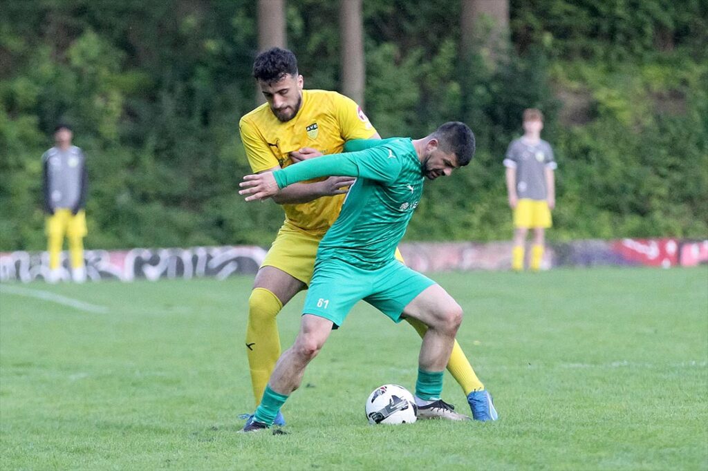 Driton Gashi (TSV Klausdorf), der hier den Ball gegen Kosovar Morina (SVE Comet) abschirmt, gelingt mit seinem 7. Saisontor das zwischenzeitliche 1:1 in Lindholm.  © 2025 Ismail Yesilyurt