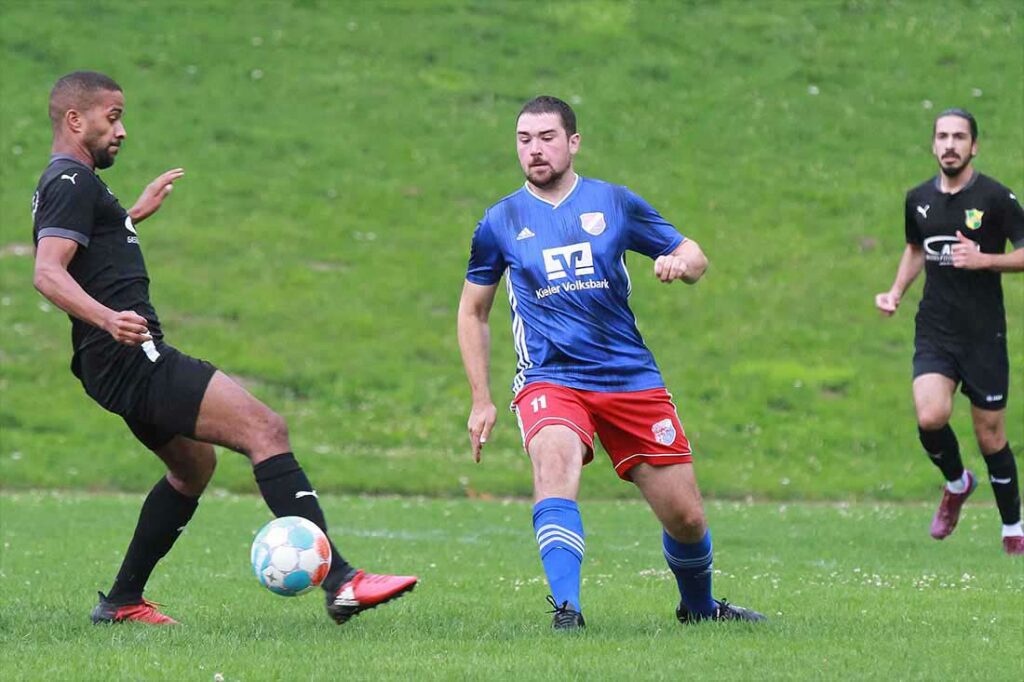 Mike Fischer (re., SpVg Eidertal Molfsse, hier im Pokal beim MED SV, hatte auch noch eine gute Chance. © 2023 Ismail Yesilyurt