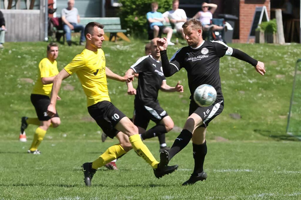 Pech für Florian Stahl (re.), hier im Zweikampf mit Wiks besten Spieler Jonas Kessler, der früh wegen Handspiel auf der Torline die Rote Karte sah. © Ismail Yesilyurt