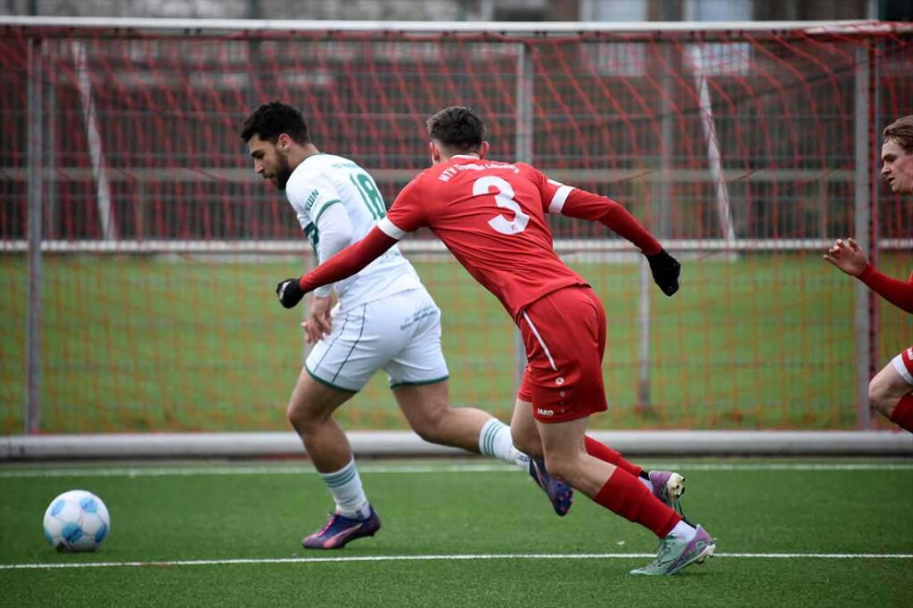 Youssef Bouzoumita (PSV Neumünster) gegen Niclas Stelter (Treubund Lüneburg). © 2025 Olaf Wegerich Youssef Bouzoumita (PSV Neumünster) gegen Niclas Stelter (Treubund Lüneburg). © 2025 Olaf Wegerich
