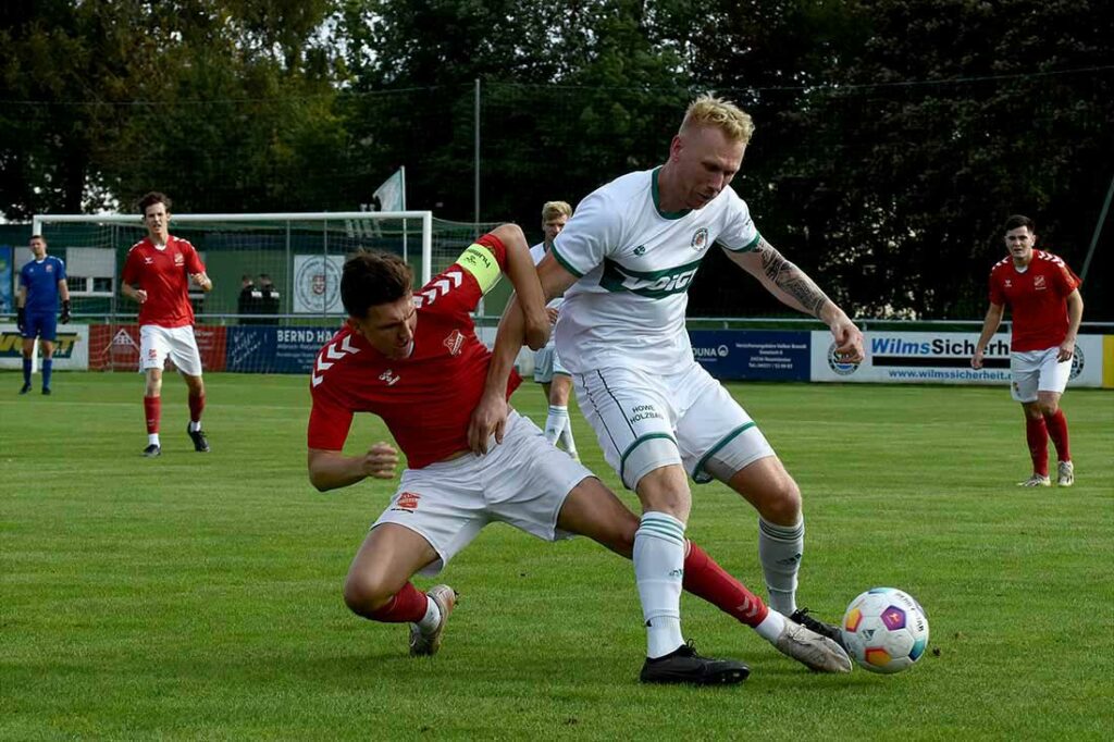 Evgenij Bieche (SV Eichede) vs. Marc Barck (re., PSV Neumünster). © 2023 Olaf Wegerich Evgenij Bieche (SV Eichede) vs. Marc Barck (re., PSV Neumünster). © 2023 Olaf Wegerich