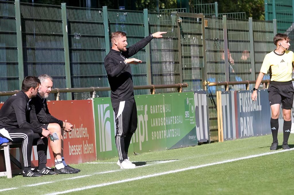 Der Plan von Trainer Florian Stahl (Oldenburger SV) mit der Kontertaktik ging auf. © 2025 Ismail Yesilyurt Trainer Florian Stahl (Oldenburger SV) mit Anweisungen an sein Team. © 2025 Ismail Yesilyurt