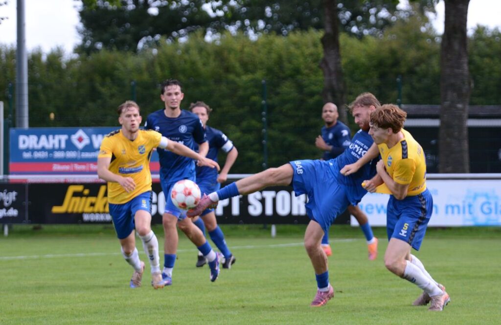 Fritz Kleiner (Bremer SV) ist vor Justin Cloppatt (SV Todesfelde) am Ball. © 2026 Olaf Wegerich Fritz Kleiner (Bremer SV) ist vor Justin Cloppatt (SV Todesfelde) am Ball. © 2026 Olaf Wegerich