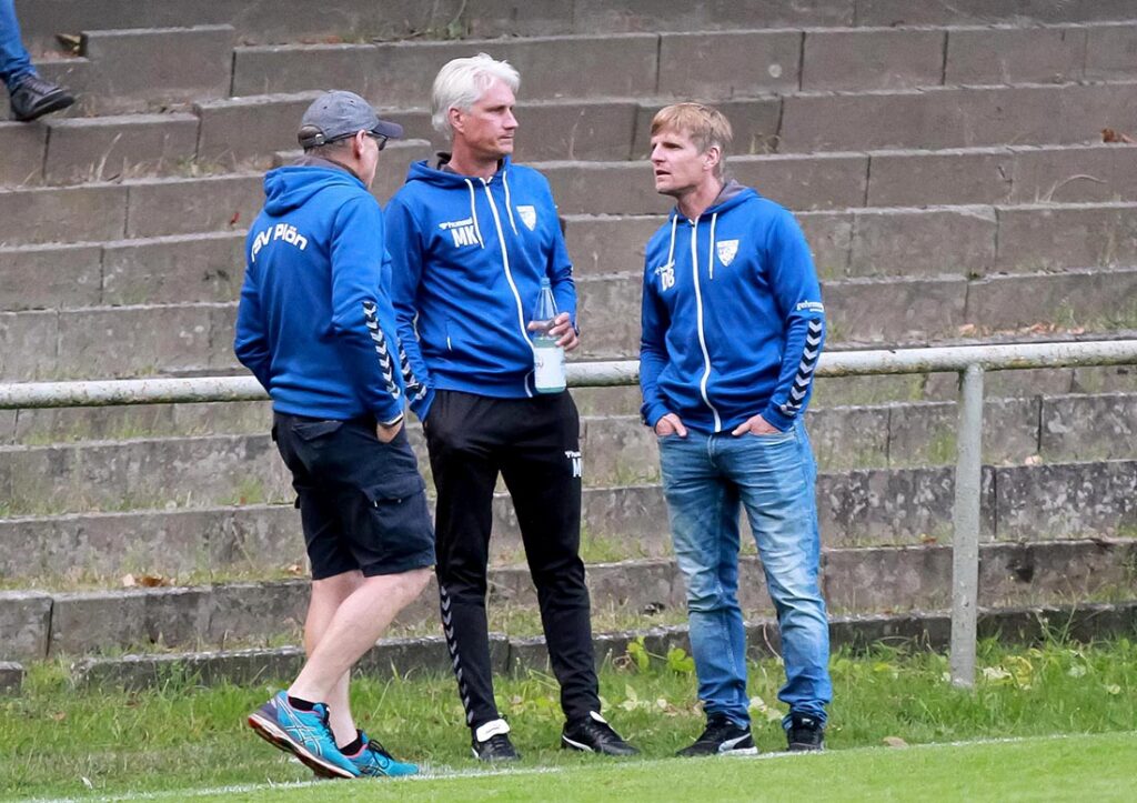 Das Trainer-Trio Danilo Blank (re., Cheftrainer TSV Plön), Michael Kampe und Bruno Brillert (li.) in der Partie beim VfB Kiel. Quelle: Ismail Yesilyurt