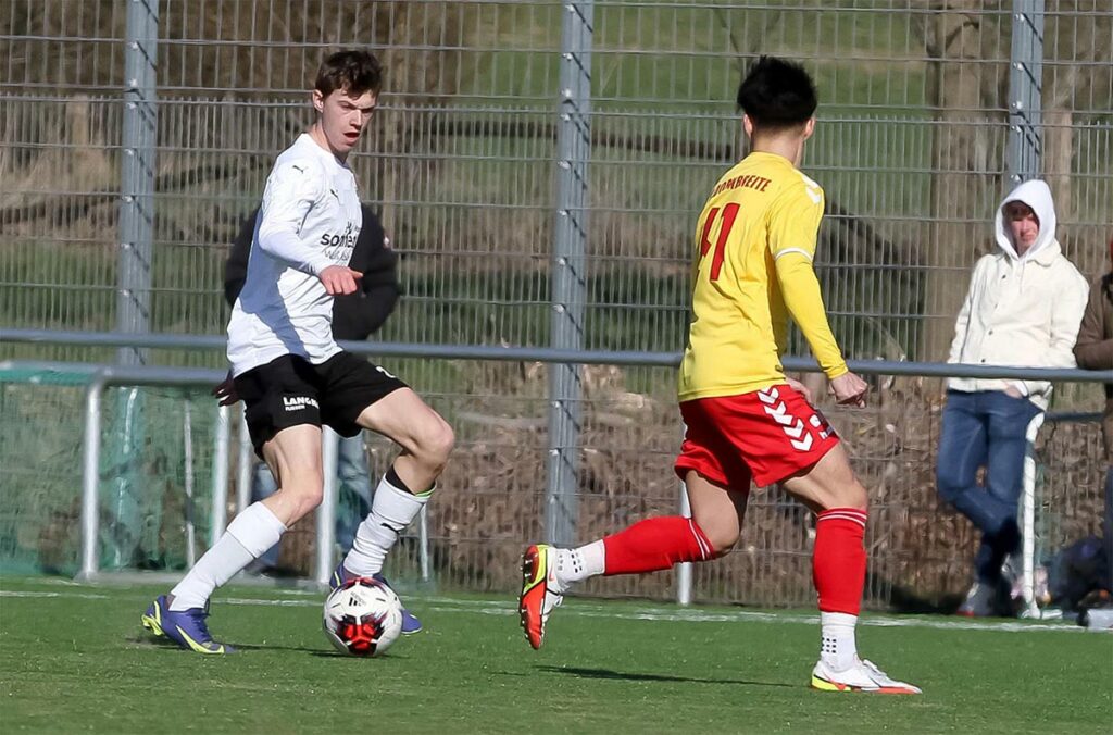 Hier versucht es Marvin Müller über die Flanke des FC Dornbreite Lübeck gegen Ricky Long (re.). © Ismail Yesilyurt