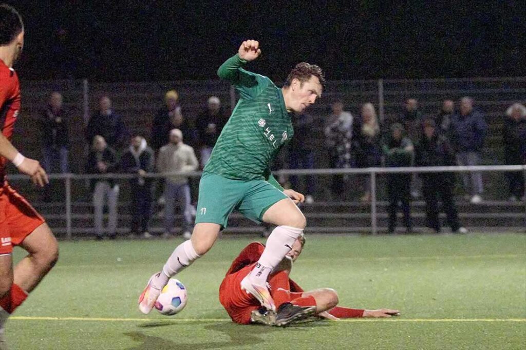 Kevin Link (TSV Klausdorf), der hier von Malte Kallenbach (TSV Kronshagen) abgegrätscht wurde, verdiente sich eine gute Note. © 2024 Ismail Yesilyurt
