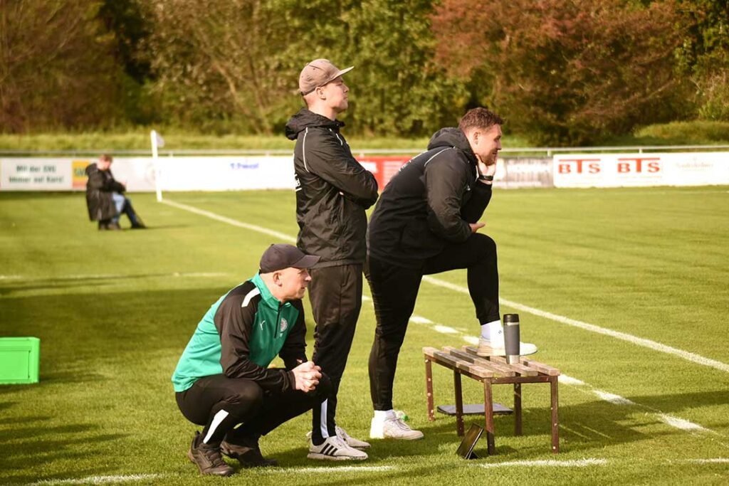 Das PSV-Trainerteam Marco Frauenstein, Nils Voss und Dennis Buthmann (v. l. n. r.). © 2024 Olaf Wegerich Das PSV-Trainerteam Marco Frauenstein, Nils Voss und Dennis Buthmann (v. l. n. r.). © 2024 Olaf Wegerich