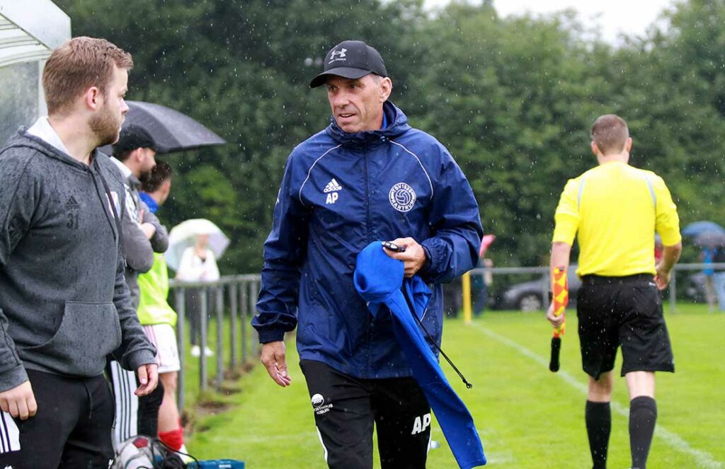 Coach Andreas Paltian (TSV Rantrum) freut sich über ein großartiges Match seiner Schützlinge. © 2023 Ismail Yesilyurt