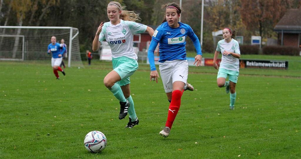 Sophia Schalke läuft auf der linken Seite Bremens Emma Kühling davon. Sophia Schalke läuft auf der linken Seite Bremens Emma Kühling davon. © Ismail Yesilyurt