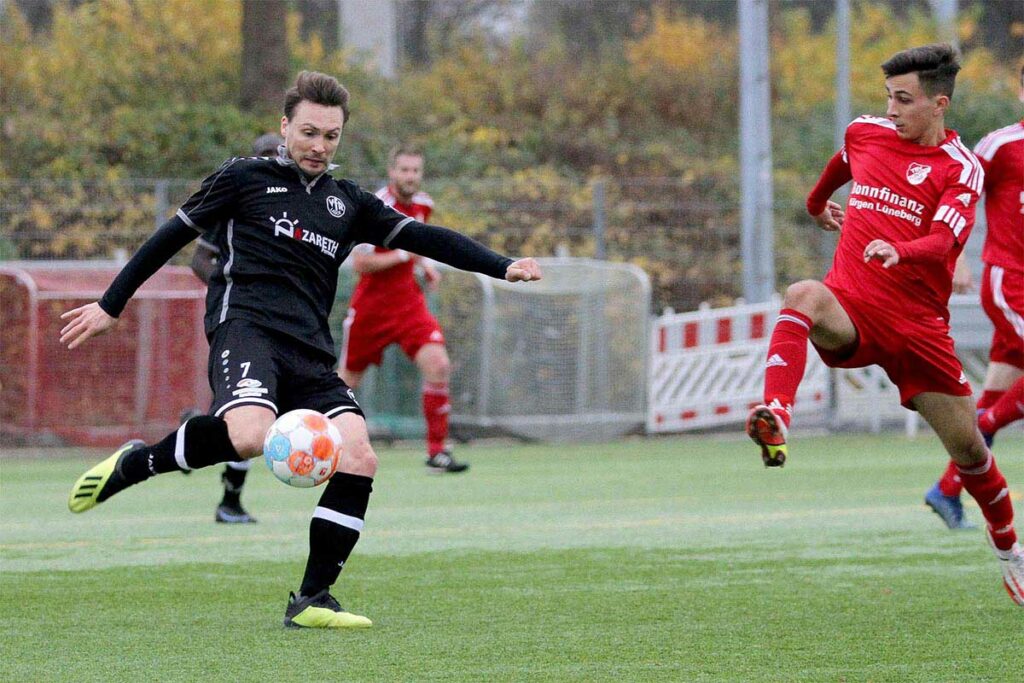 Patrick Wemmer (li., VfR Laboe) gegen Burak Özcan (TSV Flintbek). Patrick Wemmer (li., VfR Laboe) gegen Burak Özcan (TSV Flintbek). © Ismail Yesilyurt