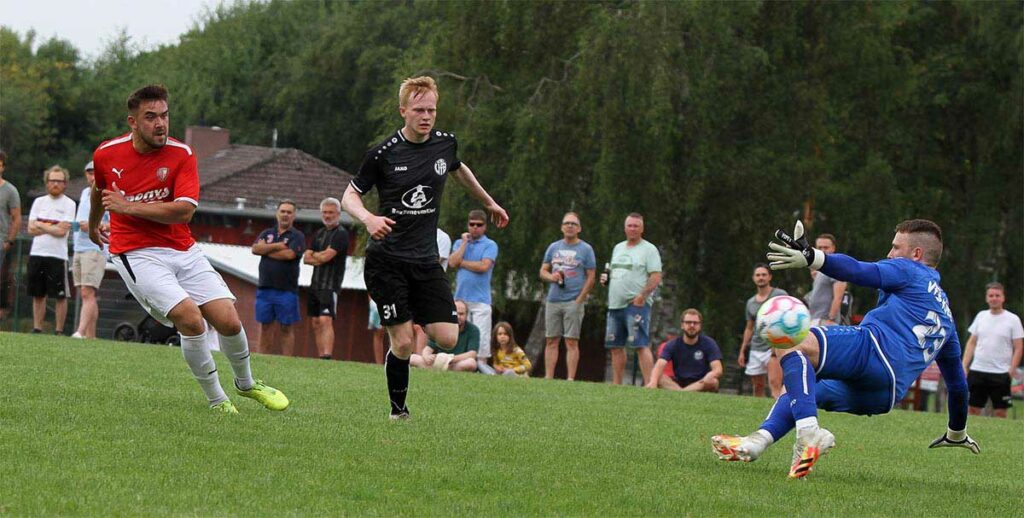 Kristof Koop schiebt den Ball an Bent Kalbhenn vorbei zum 4-0, Simon Martin (mitte, VfB Kiel) kommt zu spät. © Ismail Yesilyurt