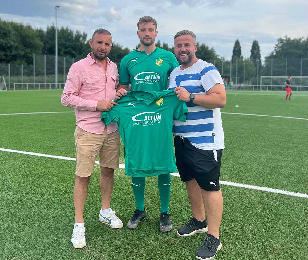 Irfan Eren (li., Manager und Vorstandsmitglied), Oskar Kusnierczyk und Co-Trainer Adrian Stublla. © 2023 MED SV Irfan Eren (li., Manager und Vorstandsmitglied), Oskar Kusnierczyk und Co-Trainer Adrian Stublla. © 2023 MED SV