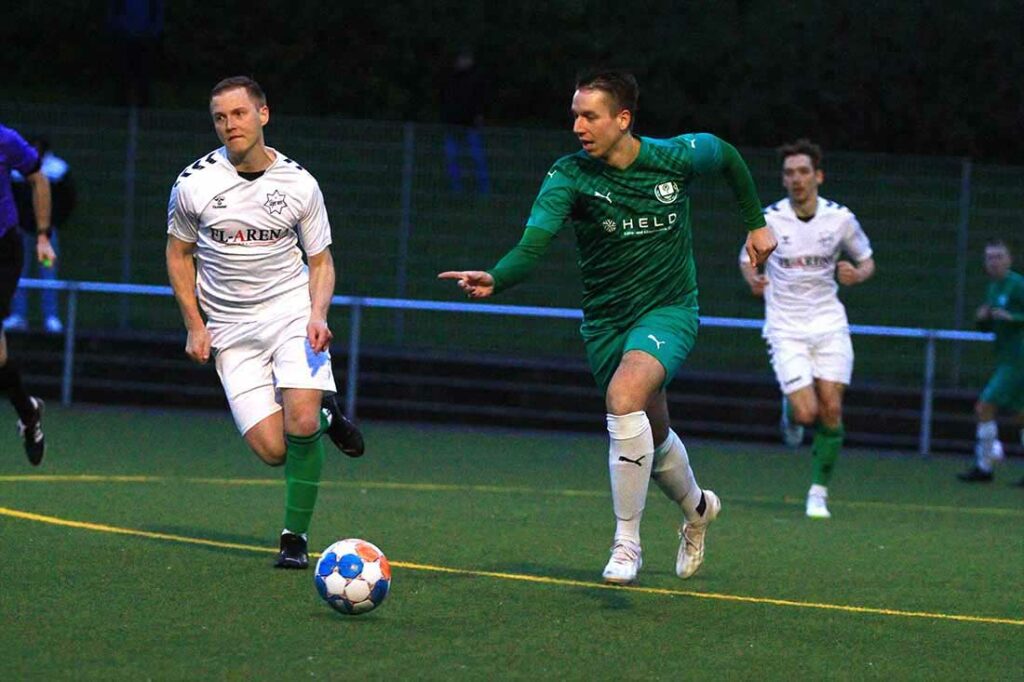Tim Mordhorst (TSV Klausdorf) hat de ersten beiden Chancen. Links Christian Hockenberger. © 2024 Ismail Yesilyurt