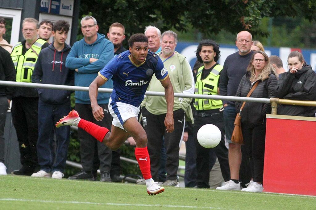 Dem dynamische Ikem Ugoh (Holstein Kiel II) gelingt der 6:2-Endstand. © 2025 Ismail Yesilyurt Dem dynamische Ikem Ugoh (Holstein Kiel II) gelingt der 6:2-Endstand. © 2025 Ismail Yesilyurt.JPG