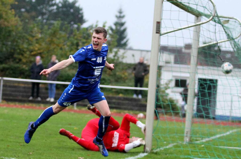 Im siebenten Himmel: Jonas Mau nach seinem 2:0. Im siebenten Himmel: Jonas Mau nach seinem 2:0.