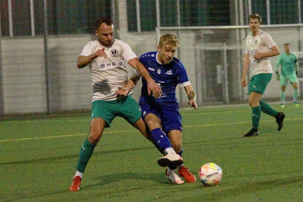 Zwei der Sechser im direkten Duell - Rudi Karius (re., Preetzer TSV) gegen Hime Hakaj (TSV Klausdorf). © 2022 Ismail Yesilyurt