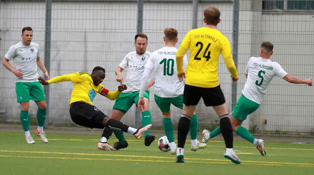 Eine der wenigen Szenen in Hälfte eins vor dem Klausdorfer Gehäuse. Pierre Webessie (TSV Altenholz) kommt zu keinem druckvollen Abschluss. © 2023 Ismail Yesilyurt