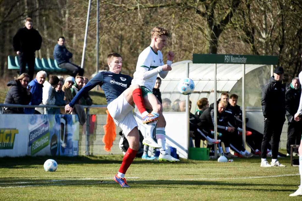 Björn Lass (Satrup) gegen Paul Eberhardt (re., PSV Neumünster). © 2025 Olaf Wegerich