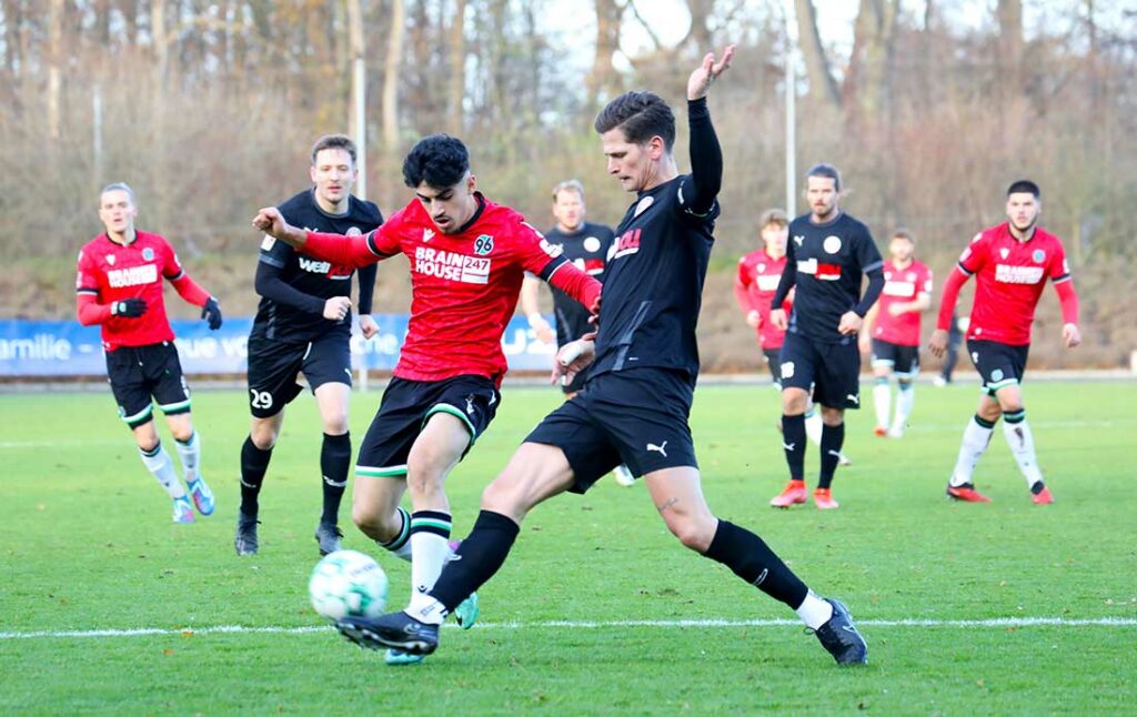 Florian Foit gegen Hannovers Husseyn Chakroun. © 2023 Patrick Nawe Florian Foit gegen Hannovers Husseyn Chakroun. © 2023 Patrick Nawe
