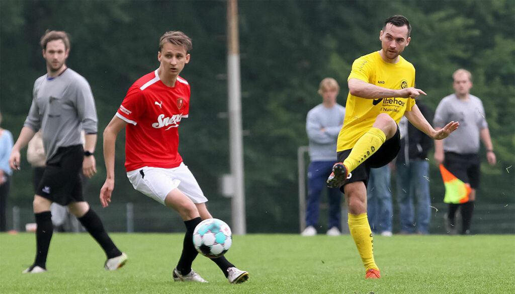 Philip Süß gehört mit zur Schaltzentrale beim Wiker SV, links Jonathan Suchocki (Rot-Schwarz Kiel). Philip Süß gehört mit zur Schaltzentrale beim Wiker SV, links Jonathan Suchocki (Rot-Schwarz Kiel). © Ismail Yesilyurt