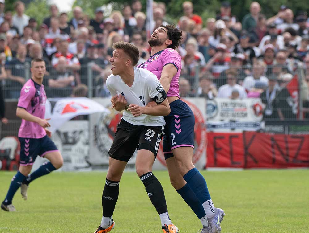 Ringen griechisch-römisch zwischen Jonah Gieseler (Heider SV) und Deniz Yilmaz (Altona 93, hinten). © 2025 Volker Schlichting
