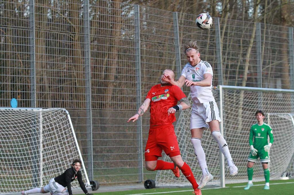 Janik Jensen (re., Kaltenkirchener TS) gegen Andre Volkers (Inter Türkspor Kiel). © 2026 Ismail Yesilyurt Janik Jensen (re., Kaltenkirchener TS) gegen Andre Volkers (Inter Türkspor Kiel). © 2026 Ismail Yesilyurt