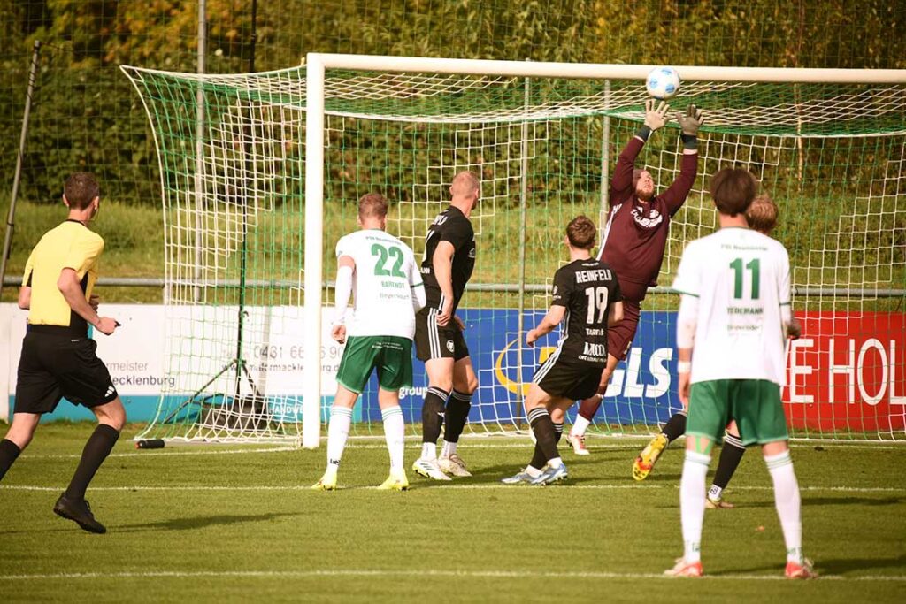 Reinfelds Torhüter Zimmermann hält den Ball von Timo Barendt. © 2024 Olaf Wegerich Reinfelds Torhüter Zimmermann hält den Ball von Timo Barendt. © 2024 Olaf Wegerich