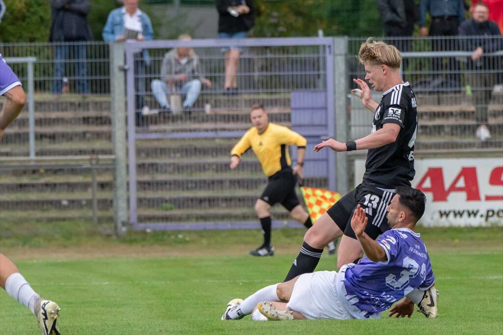 Geart Latifi (VfR Neumünster) mit einem Tackling gegen Hendrik Fleige (Heider SV). © 2026 Volker Schlichting Geart Latifi (VfR Neumünster) mit einem Tackling gegen Hendrik Fleige (Heider SV). © 2026 Volker Schlichting