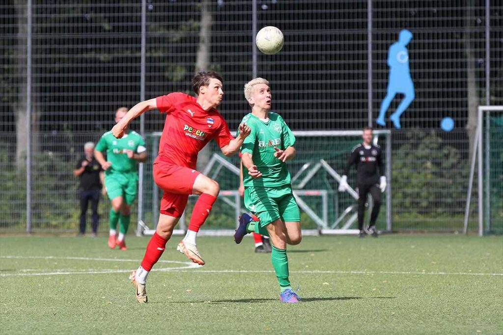 Denny Pawlowsky (re., IF Stj. Flensborg) ist bester IF-Schütze. Links Pascal Polonski (Inter Türkspor Kiel). © 2024 Ismail Yesilyurt