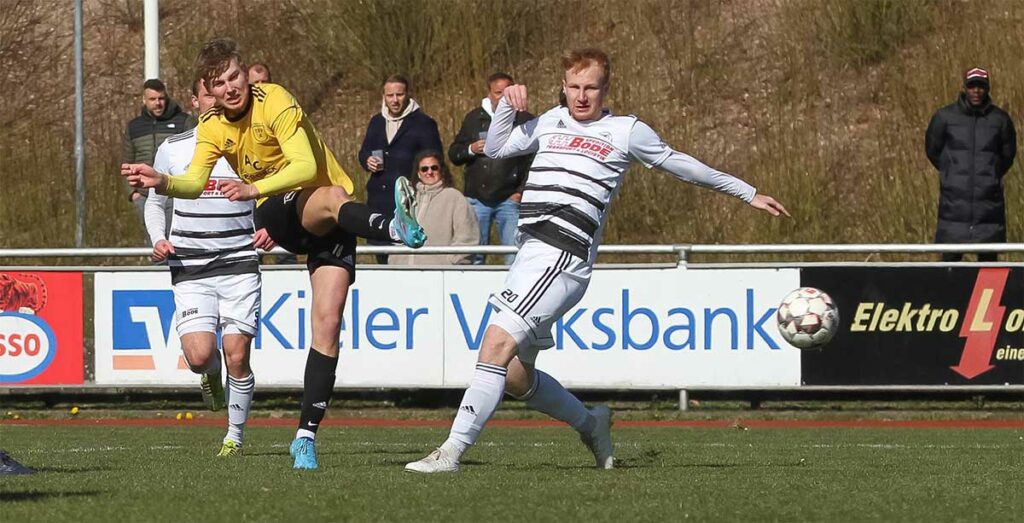Eine der raren Möglichkeiten für den TSV - Carl Scholz hat sich in der Box freigespielt, der Abschluss an Maximilian Grimm vorbei ist genau auf Keeper Zimmermann. © Ismail Yesilyurt