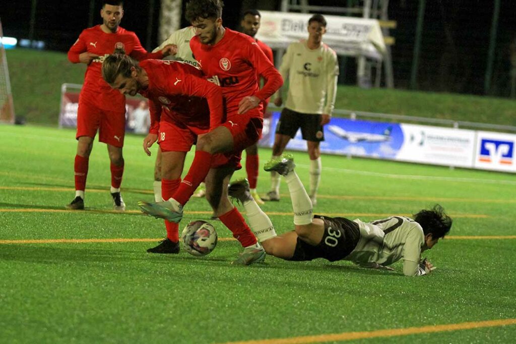 Nicht symbolisch für das Spiel - Kevin Schulz (li.) und Drilon Trepca (Kilia Kiel) oben und Gwangin Lee (St. Pauli II) unten. © 2024 Ismail Yesilyurt