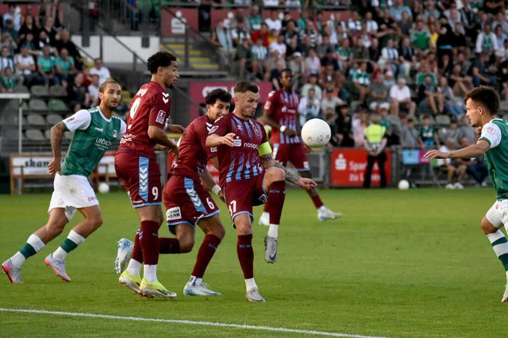 Dominic Hartmann ist schon sehr lange am Ball für den SC Weiche 08 Flensburg. © 2024 Olaf Wegerich Dominic Hartmann ist schon sehr lange am Ball für den SC Weiche 08 Flensburg. © 2024 Olaf Wegerich