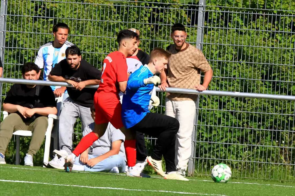 Der Ausflug von Keeper Maximilian Müller (Heikendorfer SV) gegen Yunus Boz (TSV Kronshagen) wird teuer. © 2024 Ismail Yesilyurt