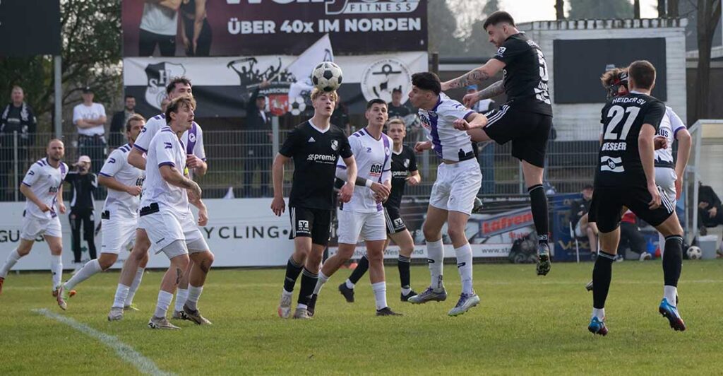 Patrick Storb, hier im Luftzweikampf mit Ilir Serifi (li., VfR Neumünster), und der Heider SV hatten ein Déjà-vu. © 2026 Volker Schlichting