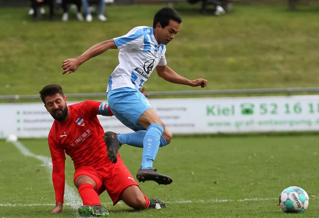 Tanathorn Rermssongnern, der hier Inter Türkspors Can Irmak überspringt, kehrte wieder zum VfB zurück. © Ismail Yesilyurt