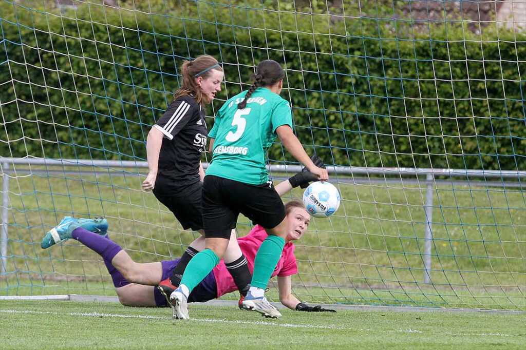 Torhüter Jonna Mühlenberg (SG Brebo) versucht das Tor zu verhindern, doch Kira Bouiffer (IF Stj. Flensborg) trifft gleich zum 3:0. © 2025 Ismail Yesilyurt 