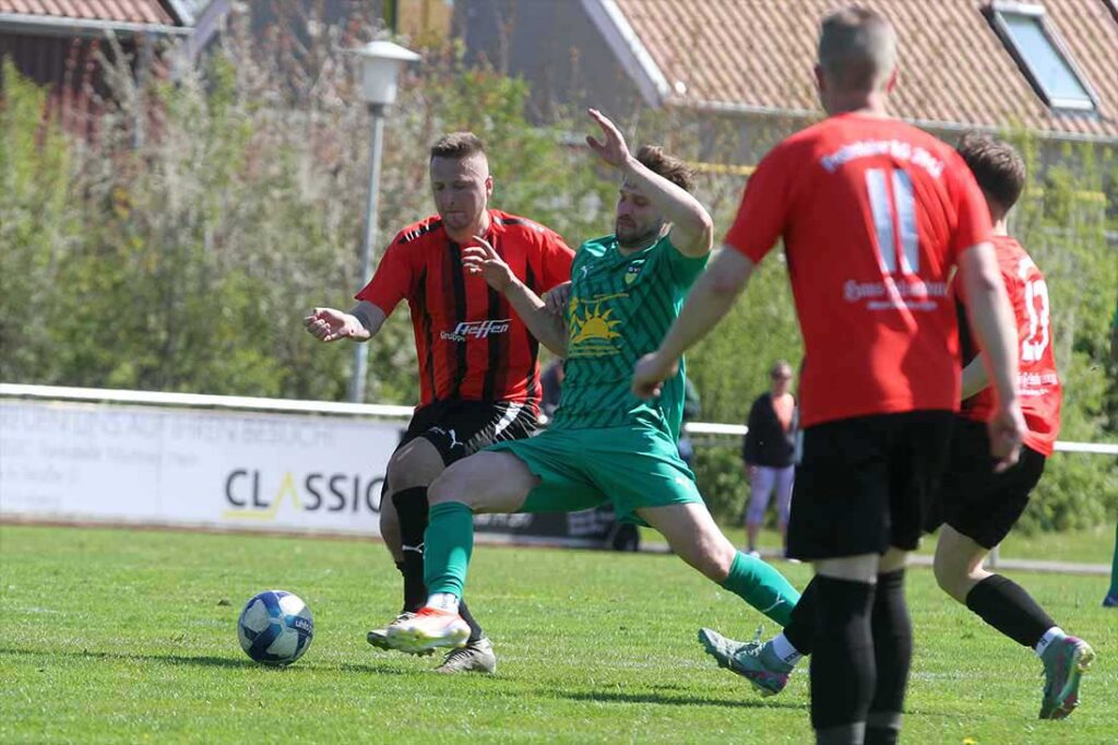 Mittelfeldduell zwischen Azem Mehanovic (li., Probsteier SG) und Oskar Kusnierczyk (SVE Comet Kiel), das gewinnt. © 2025 Ismail Yesilyurt