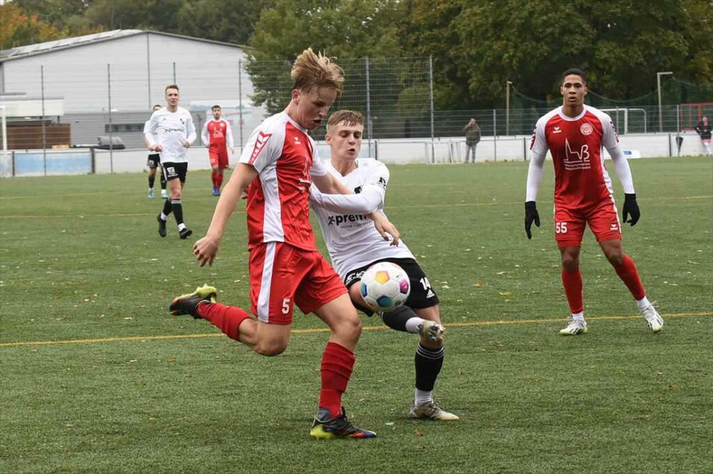Jonas Evers (TSV Bordesholm) vs. Hannes Guth (re., Heider SV). © 2023 Olaf Wegerich Jonas Evers (TSV Bordesholm) vs. Hannes Guth (re., Heider SV). © 2023 Olaf Wegerich