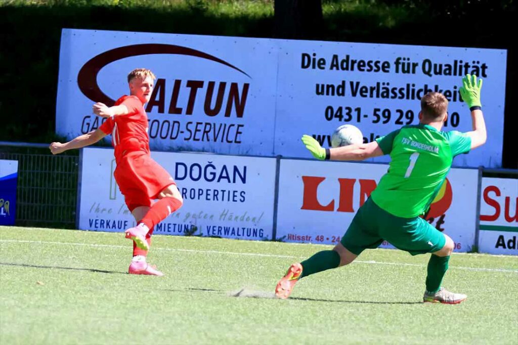 Justin Petersen (Inter Türkspor Kiel) erzielt gegen Joe Gabriel (TSV Bordesholm) das 3:0. © 2024 Ismail Yesilyurt